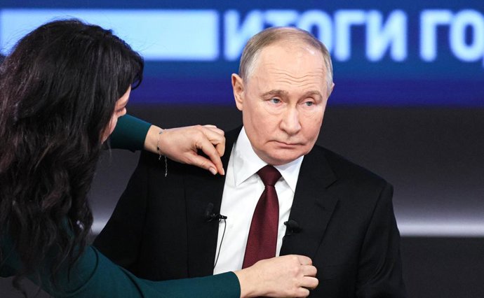 Archivo - HANDOUT - 19 de dezembro de 2024, Rússia, Moscou: O presidente russo Vladimir Putin se prepara para sua coletiva de imprensa anual de fim de ano. A sessão de perguntas e respostas para jornalistas é combinada com o programa de televisão "Results