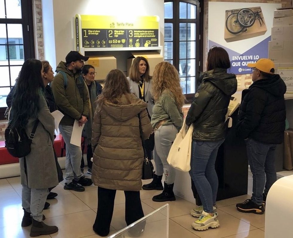 Correos acoge una visita práctica del alumnado de Administración y Gestión en su oficina principal de Málaga