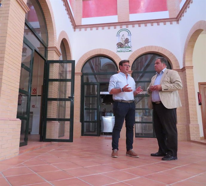 El delegado de Empleo de la Junta en Huelva, Juan Carlos Duarte (derecha), junto al alcalde de Villalba del Alcor, Diego del Toro.