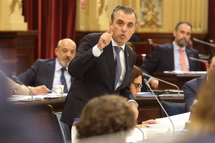 Archivo - El conseller de Educación y Universidades, Antoni Vera, interviene durante un pleno en el Parlament balear.