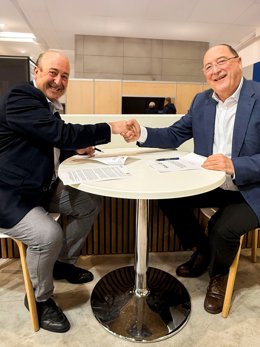 El presidente de la Organización Interprofesional del Vino de España (OIVE), Fernando Ezquerro, y el presidente de la Plataforma Tecnológica del Vino (PTV), Carlos Moro, renuevan su colaboración