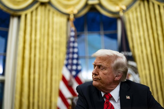 10 de fevereiro de 2025, Washington, Distrito de Columbia, EUA: O presidente dos EUA, Donald Trump, durante a assinatura de uma ordem executiva no Salão Oval da Casa Branca em Washington, DC, EUA, na segunda-feira, 10 de fevereiro de 2025. Trump ordenou u