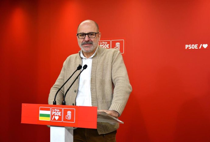El diputado regional del PSOE, Miguel González de Legarra, en rueda de prensa