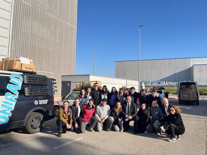 Imagen de la entrega de material por parte de Fundación Hefame a UniRaid