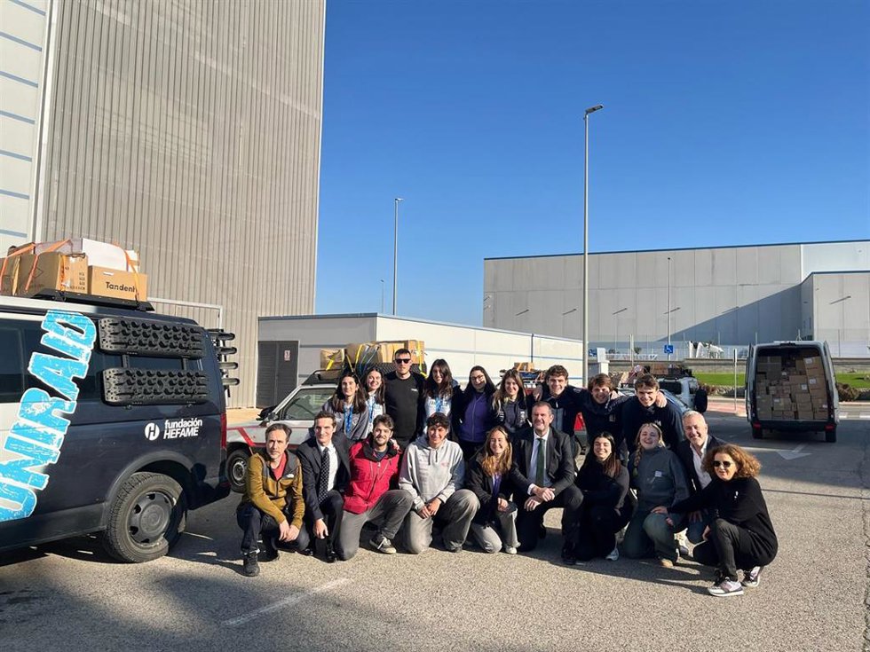 Imagen de la entrega de material por parte de Fundación Hefame a UniRaid