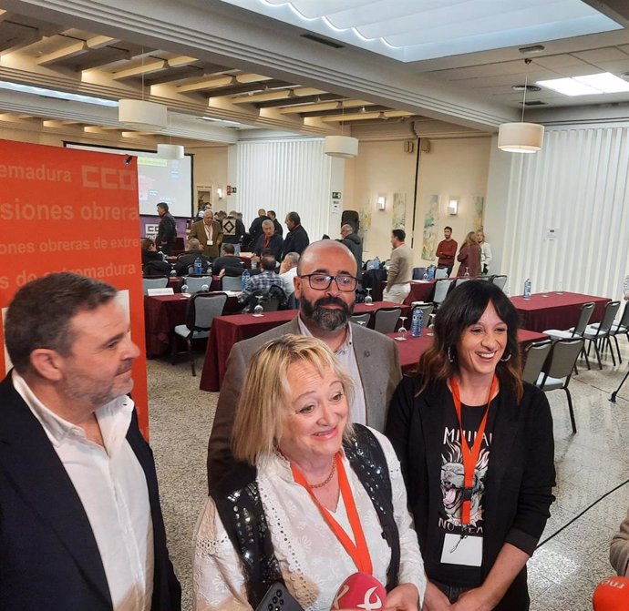 La secretaria general de la Federación estatal de CCOO de Industria, Garbiñe Espejo; la secretaria general de CCOO Extremadura, Encarna Chacón, y el candidato a la Secretaría General de CCOO de Industria, Francisco Laguna, en declaraciones a los medios