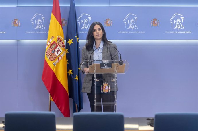 La portavoz de VOX en el Congreso, Pepa Millán (c), durante una rueda de prensa en el Congreso de los Diputados.