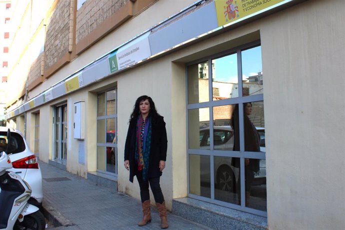 La coordinadora provincial de IU Málaga, Toni Morillas, junto a una oficina de empleo.