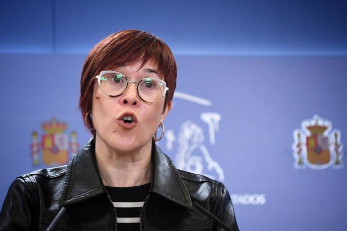 La portavoz de Compromís en el Congreso, Águeda Micó, durante una rueda de prensa anterior a la Junta de Portavoces, en el Congreso de los Diputados, a 4 de febrero de 2025, en Madrid (España).