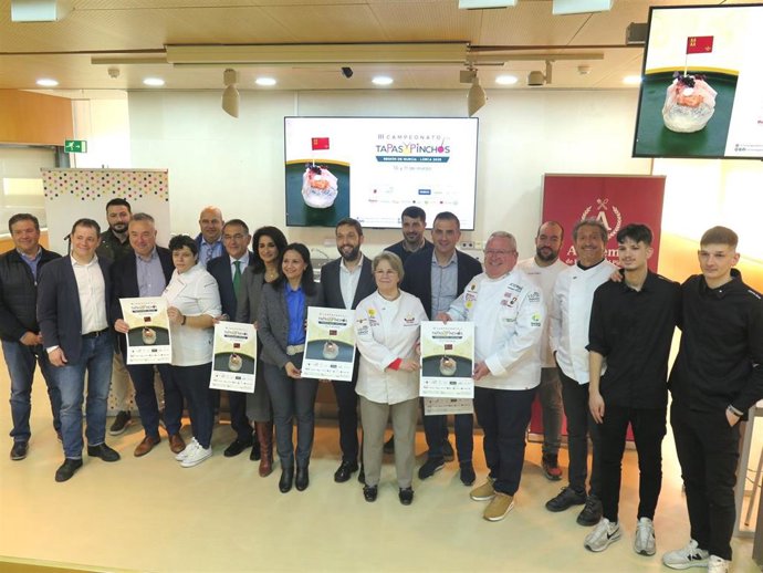 El director del Instituto de Turismo, con representantes del Ayuntamiento de Lorca, empresas patrocinadoras y cocineros.