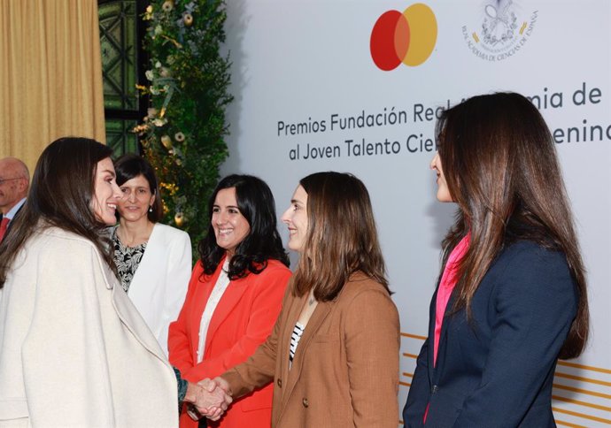 La Reina entrega los Premios al Joven Talento Científico Femenino a Magrach, Gasulla, Primo Ramos y Escudero Escribano