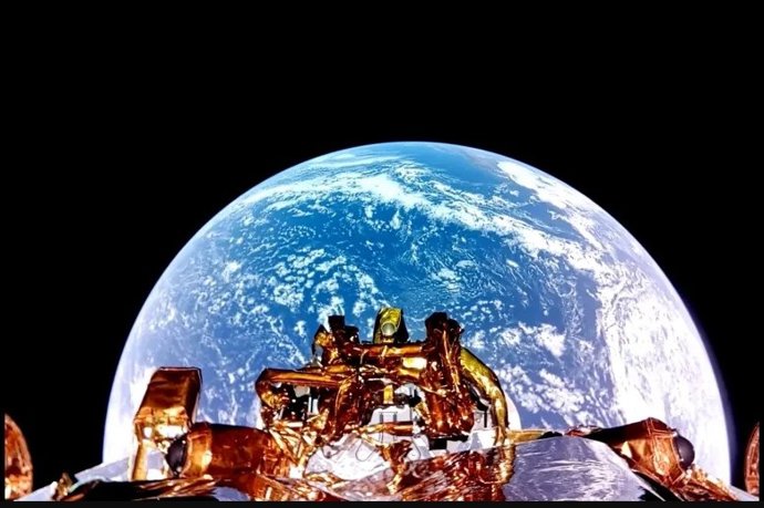 O módulo de pouso lunar Blue Ghost, da Firefly, capturou uma selfie da Terra olhando para a lateral do módulo de pouso e mostrando a parte superior dos propulsores e da instrumentação