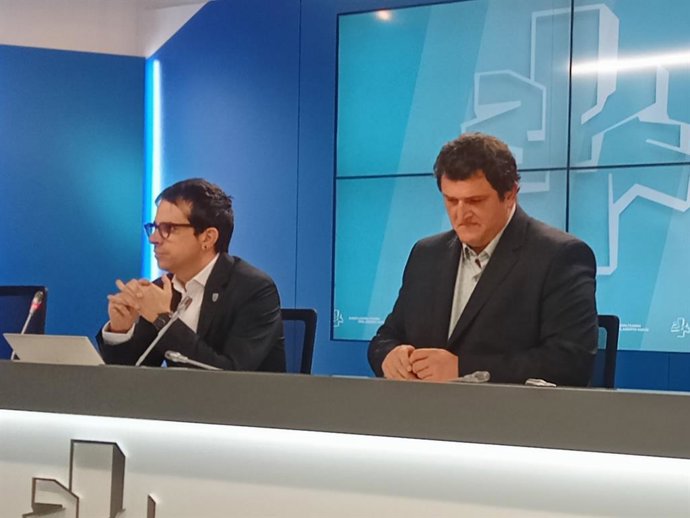 Los parlamentarios Pello Otxandiano y Ander Goikoetxea, en su comparecencia de este martes en el Parlamento