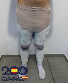 Detenido un pasajero por llevar 2 kilos de cocaína adosada en su cuerpo en El Prat (Barcelona)