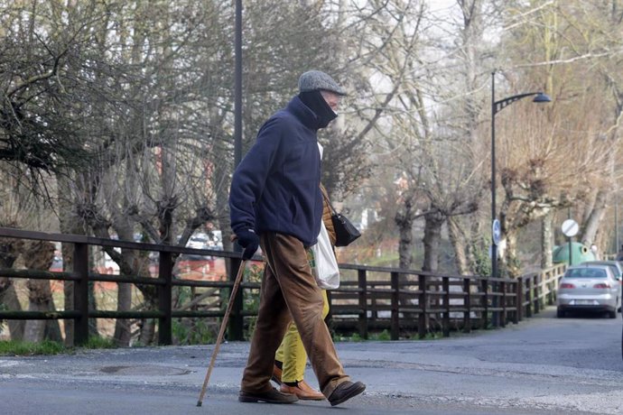 Archivo - Un hombre con bastón camina por el Parque Dos Condes donde su laguna se ha congelado por las bajas temperaturas en Monforte de Lemos, en Lugo, Galicia (España). 