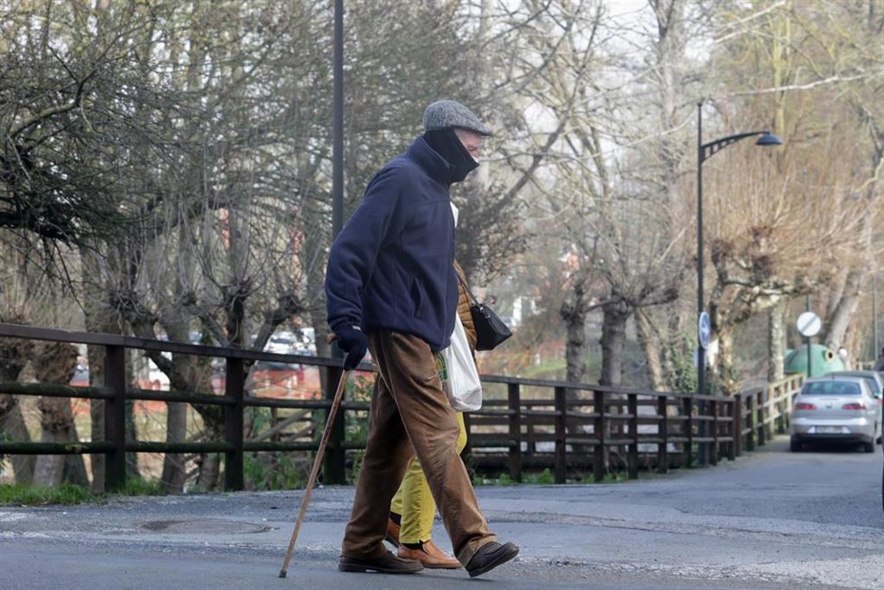 Archivo - Un hombre con bastón camina por el Parque Dos Condes donde su laguna se ha congelado por las bajas temperaturas en Monforte de Lemos, en Lugo, Galicia (España). 