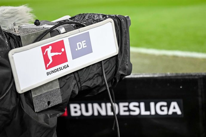Archivo - Logo de la Bundesliga en una cámara de televisión. 