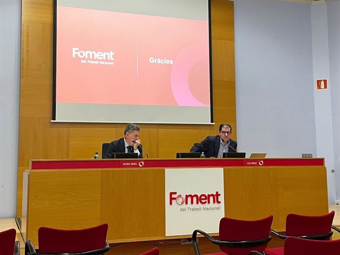 El director de Laboral de Foment del Treball, Javier Ibars, y el presidente de la Comisión de Relaciones Laborales y de Asuntos Sociales de la patronal, Luis Pérez, en rueda de prensa