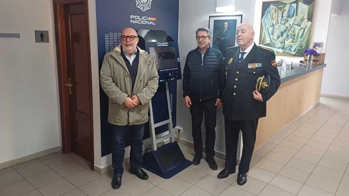 De izda a dcha, Latorre, Peregrina y Moñux en el Punto de Actualización de Documentación de Arcos de Jalón (Soria)