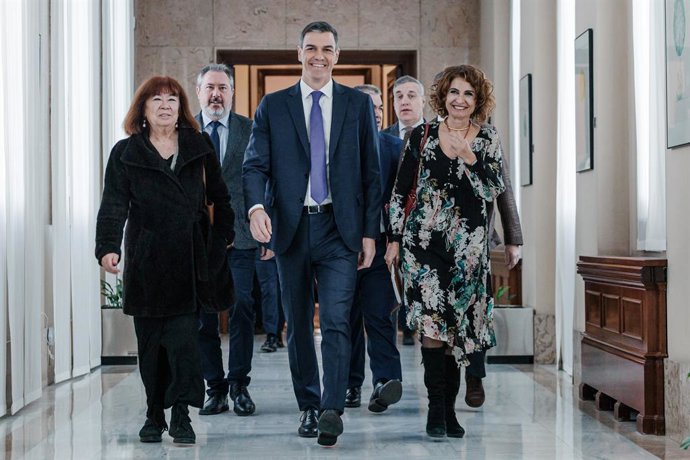(E-D) A presidente do PSOE, Cristina Narbona; o presidente do governo e secretário-geral do PSOE, Pedro Sánchez, e a secretária-geral adjunta do PSOE e primeira vice-presidente do governo e ministra da Fazenda, María Jesús Montero, chegam  reunio da p