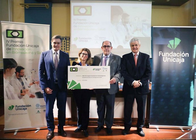 El director de Actividades Sociales de Fundación Unicaja, Gerardo Lerones, y vicedirector científico de Ibima Plataforma Bionand, Raúl J. Andrade Bellido, han entregado el premio a los investigadores principales, María José Luque y Carlos Romero.