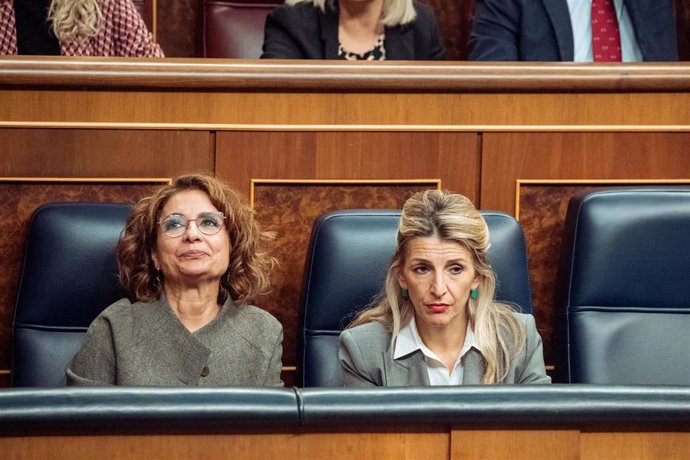 La vicepresidenta primera y ministra de Hacienda, María Jesús Montero (i) y  la vicepresidenta segunda y ministra de Trabajo, Yolanda Díaz (d). 