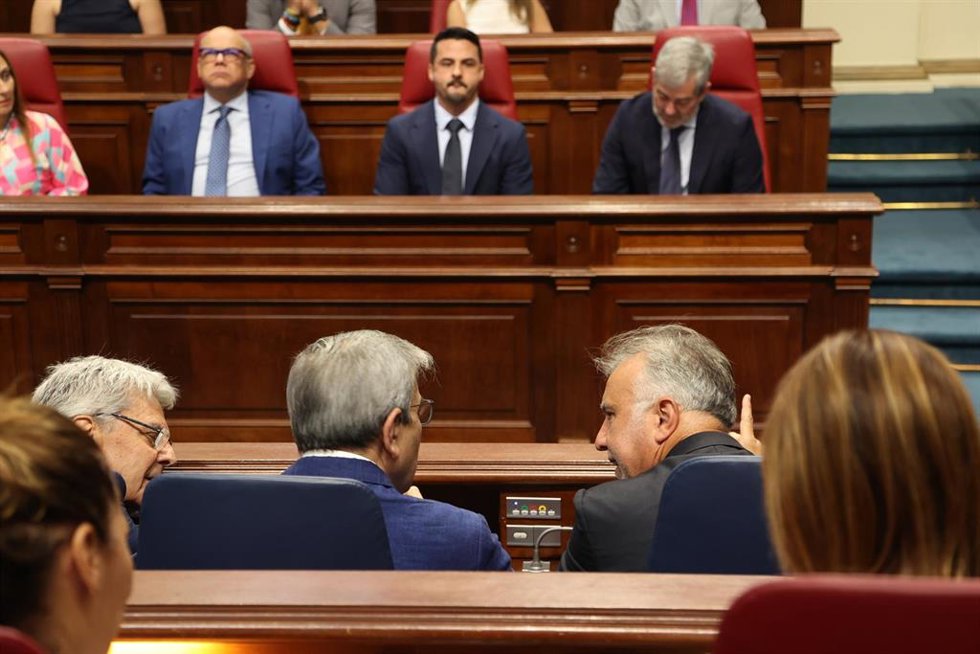 Archivo - (I-D) El presidente del Grupo Parlamentario Nacionalista, David Toledo; el Portavoz del Grupo Parlamentario Nacionalista Canario en el Parlamento de Canarias, José Miguel Barragán; y El candidato a la investidura como presidente del Gobierno d