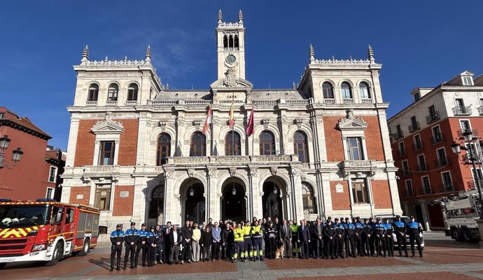 Efectivos de la Policía Municipal, de los Bomberos y de Aquavall, junto al alcalde de Valladolid y buena parte de la Corporación Municipal tras el acto de homenaje a los trabajadores municipales que colaboraron tras la DANA.
