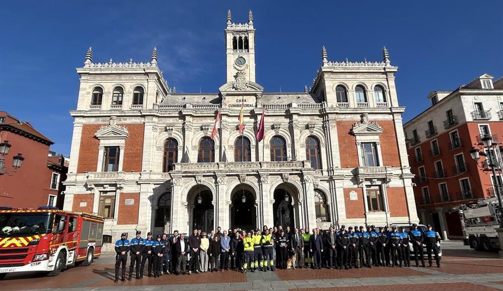 Efectivos de la Policía Municipal, de los Bomberos y de Aquavall, junto al alcalde de Valladolid y buena parte de la Corporación Municipal tras el acto de homenaje a los trabajadores municipales que colaboraron tras la DANA.
