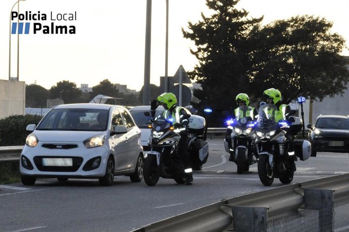 Archivo - Agentes de la Policía Local de Palma, en los accesos al aeropuerto.