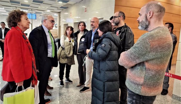 Archivo - Imagen de archivo de los diputados del PRC Pedro Hernando y María Teresa Noceda con la Junta de Personal Docente