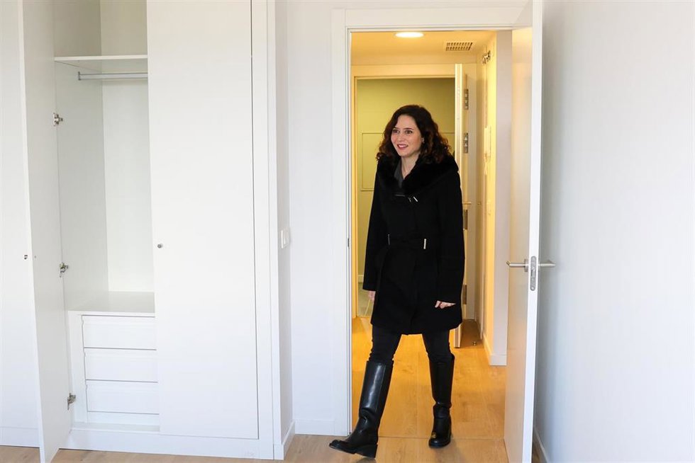 La presidenta de la Comunidad de Madrid, Isabel Díaz Ayuso, entrega las llaves a los primeros adjudicatarios de las 282 viviendas del Plan Vive en Colmenar Viejo, a 11 de febrero de 2025, en Colmenar Viejo, Madrid (España).