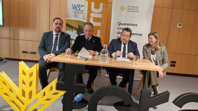 El presidente de la Fundación Caja Rural de Asturias, Fernando Martínez, junto al presidente de CTIC, Roberto Paraja; la directora de la Fundación, Eva Pando; y el director general de CTIC, Pablo Coca.
