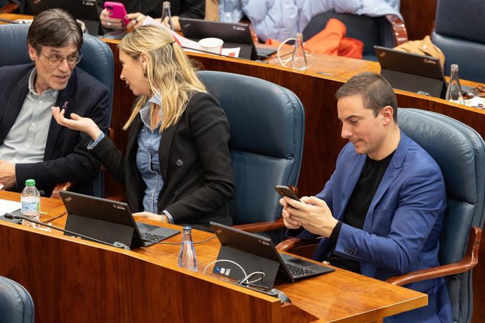Archivo - (I-D) Los diputados del PSOE en la Asamblea, Esteban Álvarez y Mar Espinar, y el exsecretario general del PSOE-M y exportavoz del PSOE en la Asamblea, Juan Lobato, durante un pleno 