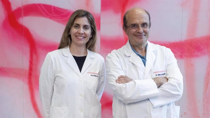 La doctora Laura Muñoz Saá, especialista del Departamento de Ginecología y Obstetricia de la Clínica, y el doctor Luis Chiva, director del Departamento de Ginecología y Obstetricia de la Clínica Universidad de Navarra