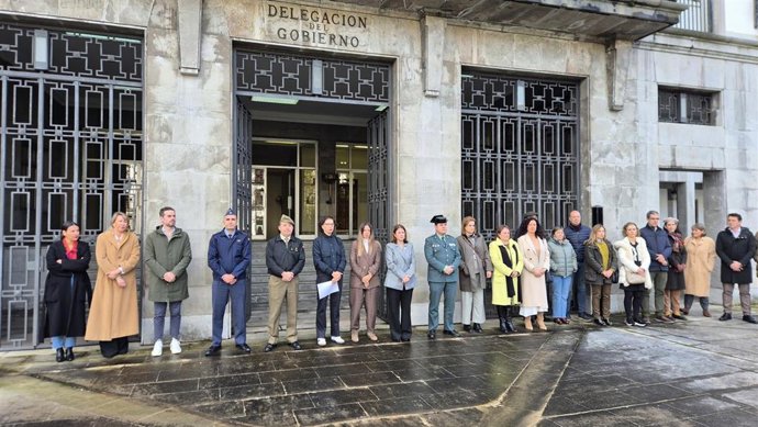 Minuto de silencio ante la Delegación del Gobierno en Asturias por el asesinato de una mujer en Málaga