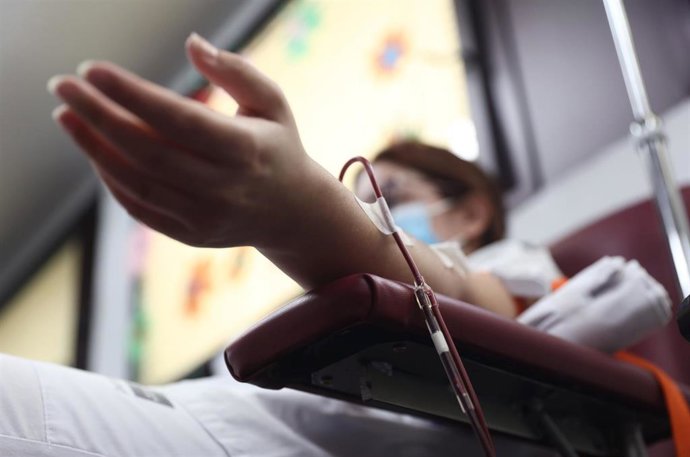 Archivo - Una trabajadora sanitaria dona sangre 