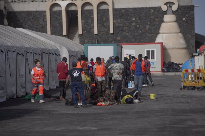 Archivo - Migrantes desembarcan de un cayuco a su llegada al puerto de La Restinga