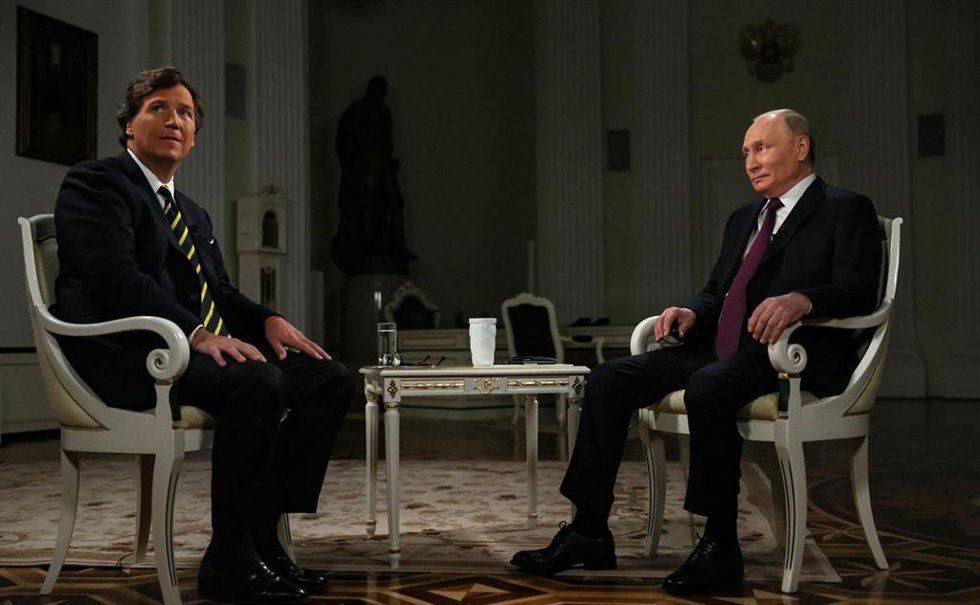 Archivo - HANDOUT - 09 February 2024, Russia, Moscow: Russian President Vladimir Putin looks on during an interview with US journalist Tucker Carlson. Photo: -/Kremilin Pool/dpa - ATTENTION: editorial use only and only if the credit mentioned above is r