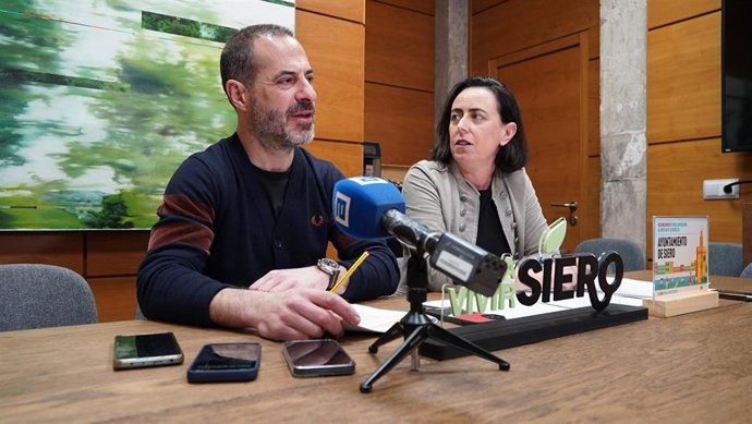 El alcalde de Siero, Ángel García, acompañado por Marta Piquero, técnico del Servicio de Promoción Económica y Desarrollo Local.