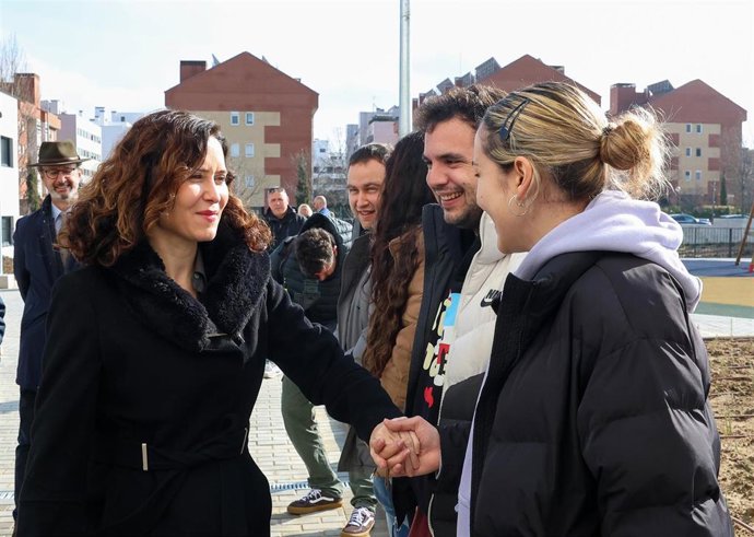 La presidenta de la Comunidad de Madrid, Isabel Díaz Ayuso, durante la entrega de llaves a los primeros adjudicatarios de las 282 viviendas del Plan Vive en Colmenar Viejo, a 11 de febrero de 2025, en Colmenar Viejo, Madrid (España). 