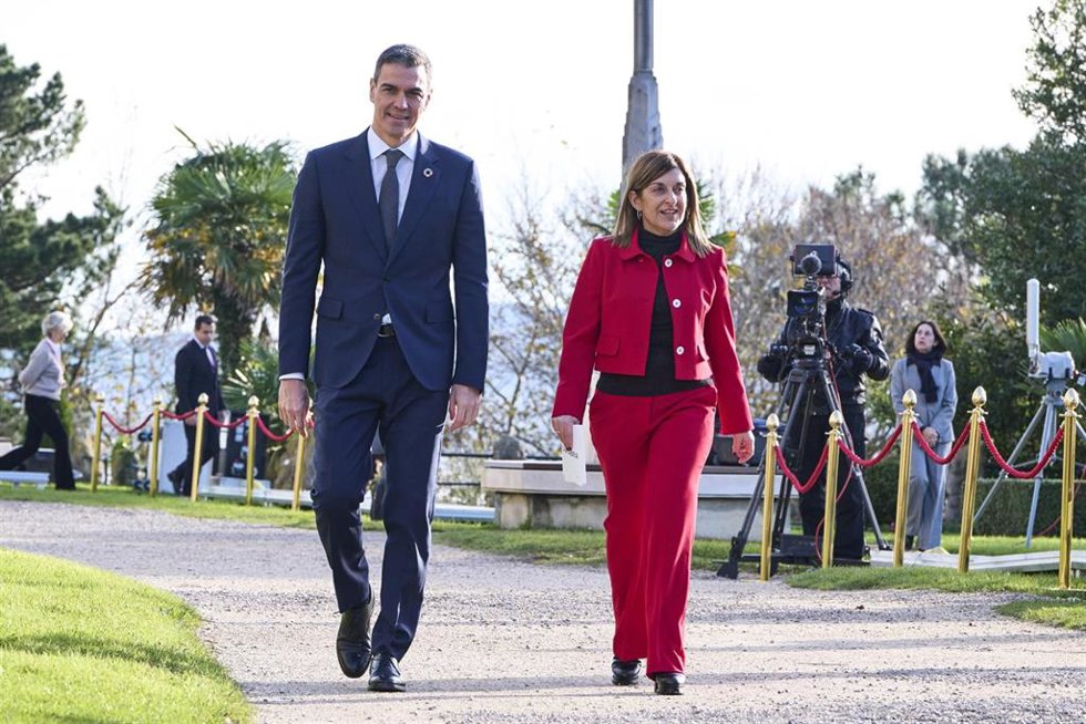 Archivo - El presidente del Gobierno, Pedro Sánchez, y la presidenta del Gobierno de Cantabria, María José Sáenz de Buruaga, durante la XXVII Conferencia de Presidentes, en el Palacio de la Magdalena, a 13 de diciembre de 2024, en Santander, Cantabria (