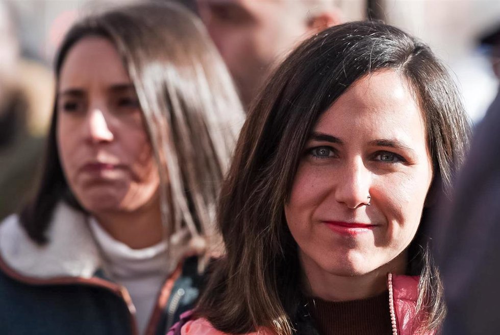 (I-D) La secretaria política de Podemos, Irene Montero, y la secretaria general de Podemos, Ione Belarra, en los Juzgados de Plaza de Castilla, a 28 de enero de 2025, en Madrid (España).