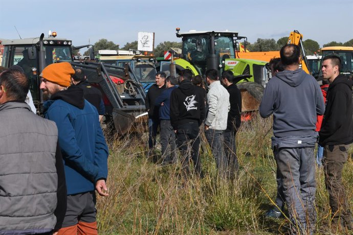 Agricultores con sus tractores durante una concentración de agricultores a 10 de febrero de 2025, en Pontós (Girona)