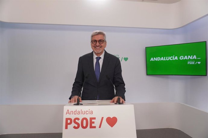 El portavoz adjunto del PSOE-A, Josele Aguilar, en rueda de prensa en la sede del partido en Sevilla.