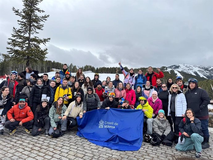 Grupo de jóvenes del programa 'Joves a la neu' en Andorra.