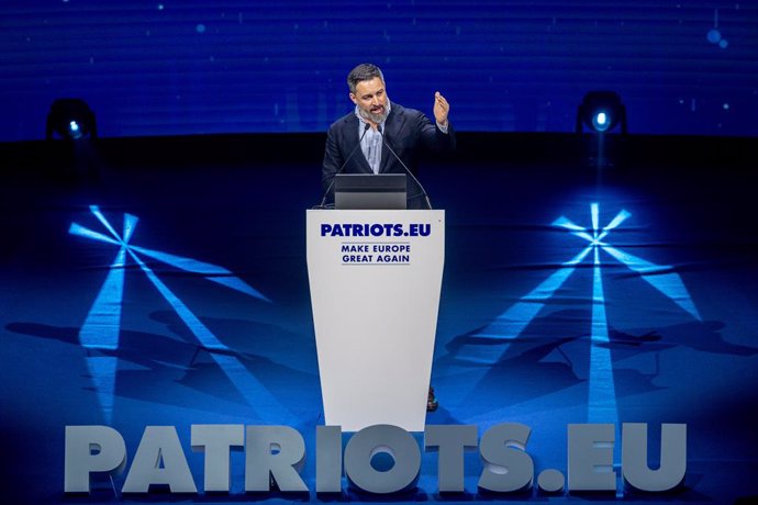 El líder de Vox, Santiago Abascal, interviene durante la cumbre ‘Patriots’, en Hotel Marriott Auditorium, a 8 de febrero de 2025, en Madrid (España). Vox ha organizado en Madrid una cumbre de ‘Patriots’, formación que integra a los partidos políticos del 