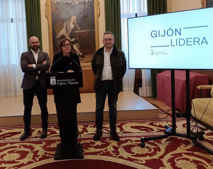 Rueda de prensa de la alcaldesa de Gijón, Carmen Moriyón (Foro), acompañdad del edil de Urbanismo, Jesús Martínez Salvador (izda), y del concejal de Infraestructuras Urbanas y Rurales, Gilberto Villoria, en el Consistorio gijonés.