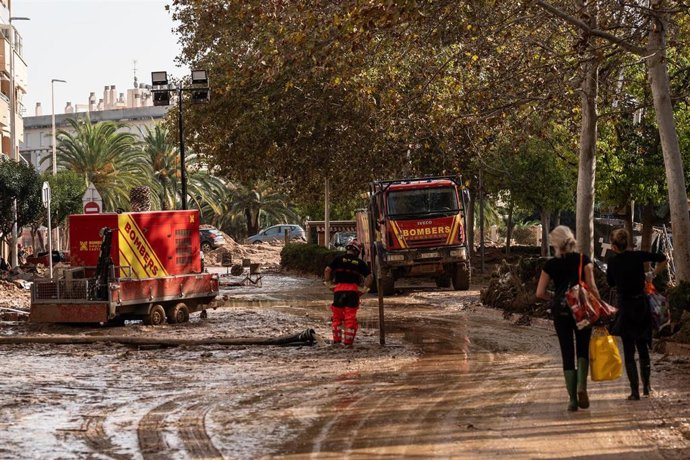 Archivo - Varias personas trabajan limpiando los estragos ocasionados por la DANA, a 5 de noviembre de 2024, en Catarroja, Valencia, Comunidad Valenciana (España). 