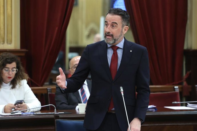 El conseller de vivienda, José Luis Mateos, durante una sesión plenaria, en el Parlament balear.